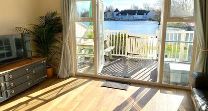 Stunning Lake House, Cotswolds Water Park, South Facing Terrace. Tennis on site.