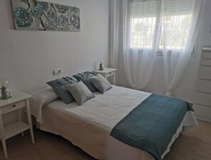 3 bedrooms, desk, iron/ironing board, travel crib - Manilva House (Manilva)