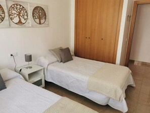 3 quartos, escrivaninha, ferros/tábuas de passar roupa, berço de viagem