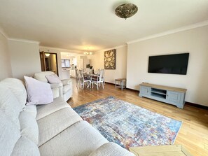 Smart TV - 5 minute walk to beach, quite cul-de-sac location, parking for 3 cars (Sandown)