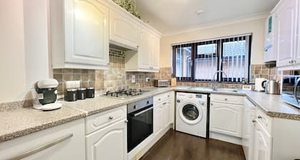5 minute walk to beach, quite cul-de-sac location, parking for 3 cars
