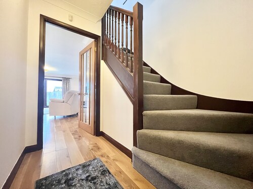 5 minute walk to beach, quite cul-de-sac location, parking for 3 cars