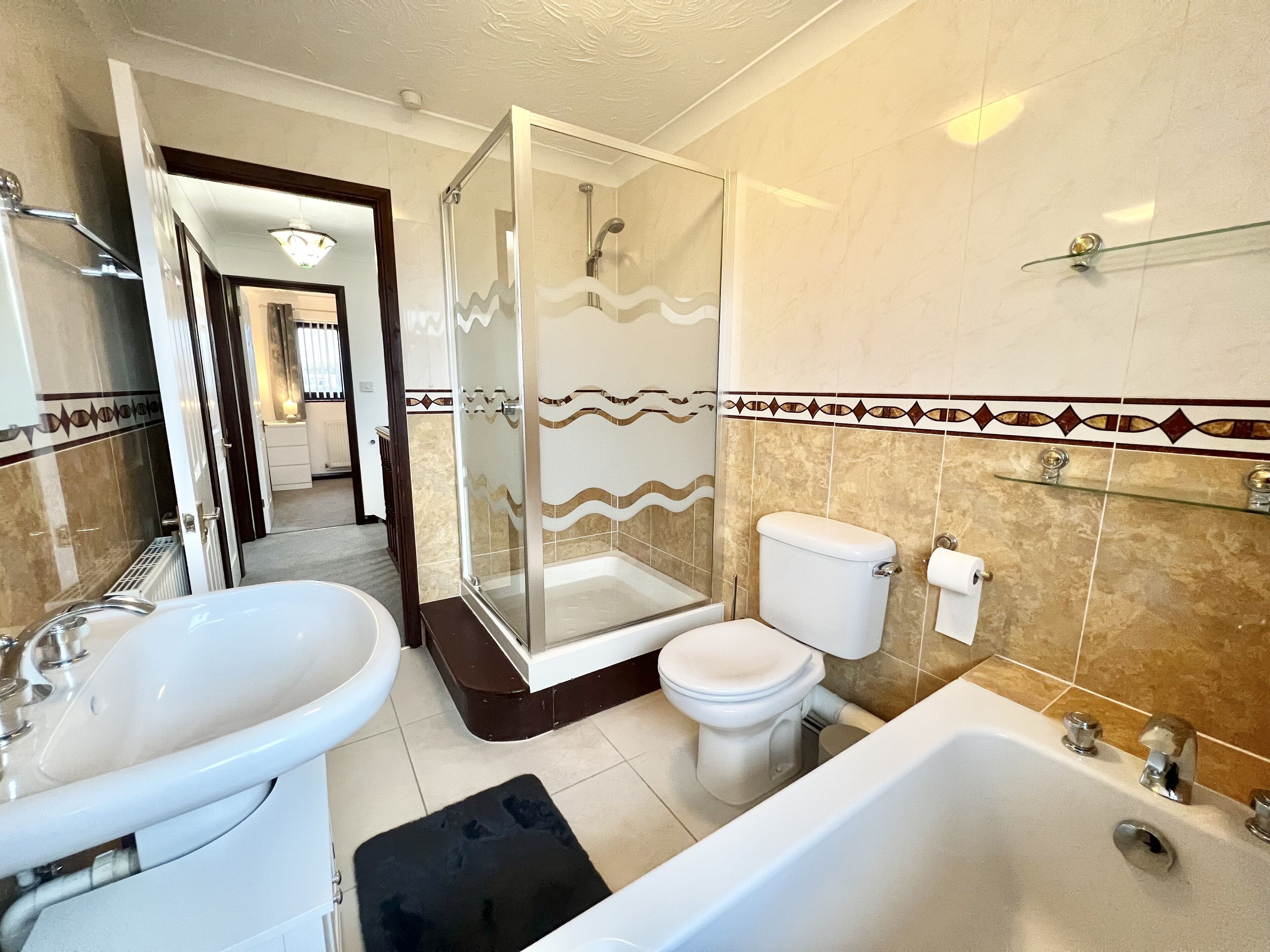Un baño con ducha, inodoro, lavabo y bañera.