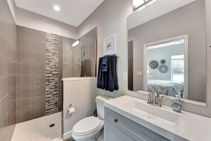 Douche, sèche-cheveux, serviettes fournies, savon