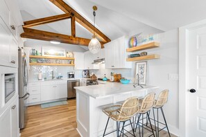 Kylskåp, mikrovågsugn, ugn och spishäll