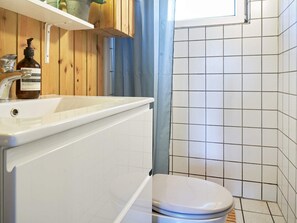 House | Bathroom - 4 Person Holiday Home in Aakirkeby (Akirkeby)