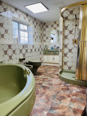 Ferienhaus | Badezimmer | Badewanne und Dusche (separat), Komfortbadewanne, Handtücher