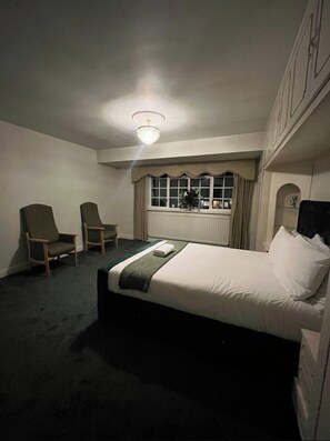 House | 4 bedrooms, iron/ironing board, free WiFi, bed sheets