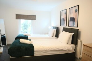 3 bedrooms, iron/ironing board, Internet, bed sheets - Chapel Lodge by Tŷ SA (Newport)