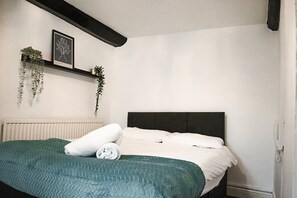 3 bedrooms, iron/ironing board, Internet, bed sheets - Chapel Lodge by Tŷ SA (Newport)