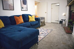 Una televisión, una chimenea