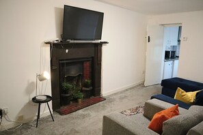 Una televisión, una chimenea