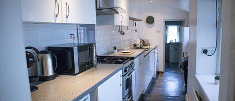 Frigorífic, microones, forn i placa de cuina