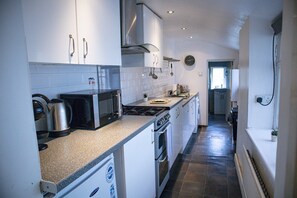 Fridge, microwave, oven, stovetop - Chapel Lodge by Tŷ SA (Newport)