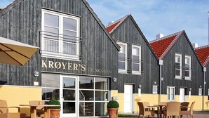 Un edificio con un cartello che riporta la scritta "KROYER'S GL. SKAGEN".
