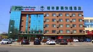Un hotel con fachada de vidrio moderna y una sección de ladrillo tradicional.