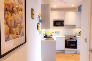 Design Apartment, Non Smoking, 2 Bathrooms | Private kitchen - Legoland Two Bedroom Apt Near Tube Stn (Slough)