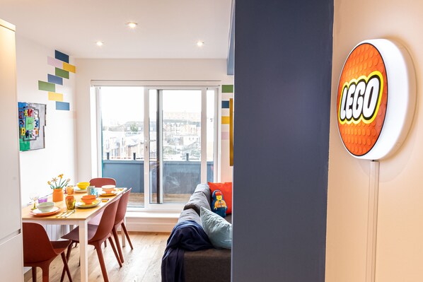 Design Apartment, Non Smoking, 2 Bathrooms | Private kitchen - Legoland Two Bedroom Apt Near Tube Stn (Slough)