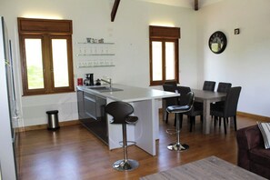 Dining - Gîte et Spa la Tour de Mandrin (Sainte-Marie-d'Alvey)