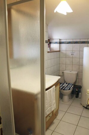 SĂšche-cheveux, serviettes fournies, savon, shampoing