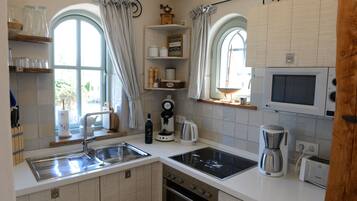 Réfrigérateur, micro-ondes, four, plaque de cuisson