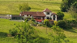 A rural house with a large garden, surrounded by fields and trees. - L'Arveysan (Sainte-Marie-d'Alvey)