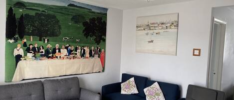 Smart-tv, dvd-spelare och böcker