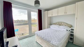 3 chambres, bureau, fer et planche Ă repasser