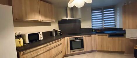 Frigorifero, microonde, forno, piano cottura