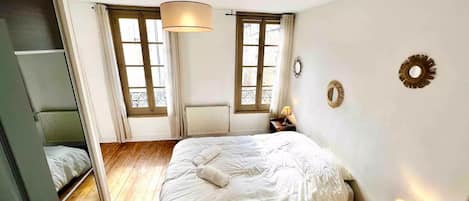 3 habitaciones, tabla de planchar con plancha y cuna de viaje