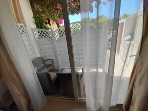 Interior - Mistral Deluxe Suite - Room a few meters from the beach (Baia Verde)