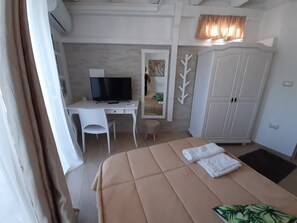 2 bedrooms, WiFi, bed sheets - Mistral Deluxe Suite - Room a few meters from the beach (Baia Verde)