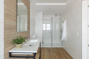 Studio | Salle de bain | Douche, séchoir à cheveux, serviettes fournies, savon