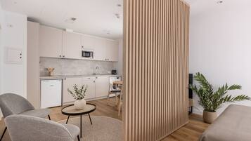 Estudi | Cuina privada | Frigorífic, placa de cuina, bullidora elèctrica i torradora