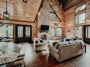 Smart-TV, Kamin, Tischtennisplatte