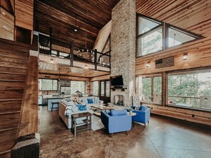 Smart-TV, Kamin, Tischtennisplatte