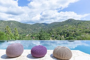 Outdoor pool - Stunning villa with infinity pool, only 5 minute walk from the beach (Torre Delle Stelle (Maracalagonis))