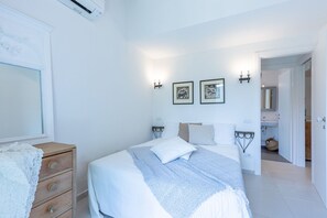 3 bedrooms, in-room safe, iron/ironing board, WiFi - Stunning villa with infinity pool, only 5 minute walk from the beach (Torre Delle Stelle (Maracalagonis))