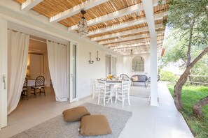 Outdoor dining - Stunning villa with infinity pool, only 5 minute walk from the beach (Torre Delle Stelle (Maracalagonis))