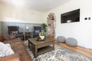 智能电视、书、办公室、电脑显示器