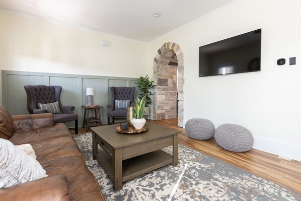 Smart TV, libros, oficina y monitor de computadora 