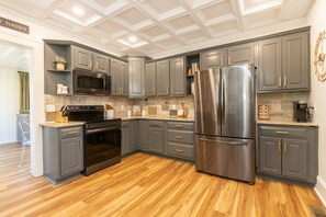 Fridge, microwave, oven, stovetop - 4Bd/3Bth Home PLUS Independent Studio | Sleeps 12 (Rock Hill)