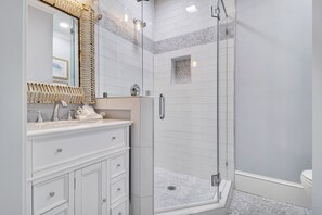 Badewanne, Haartrockner, Handtücher