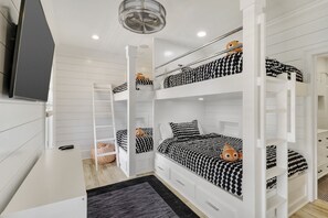 7 bedrooms, desk, iron/ironing board, free WiFi