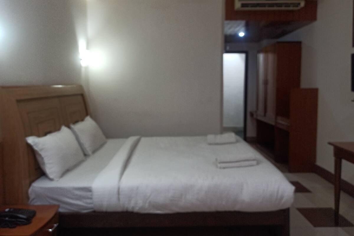 Quarto casal luxo | Escrivaninha, espaço de trabalho para notebook, Wi-Fi de cortesia