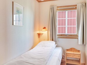 3 bedrooms, individually furnished - 6 Person Holiday Home in Brekstad (Orland)
