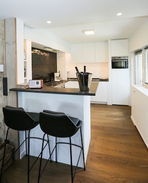 Kühlschrank, Mikrowelle, Ofen, Geschirrspüler