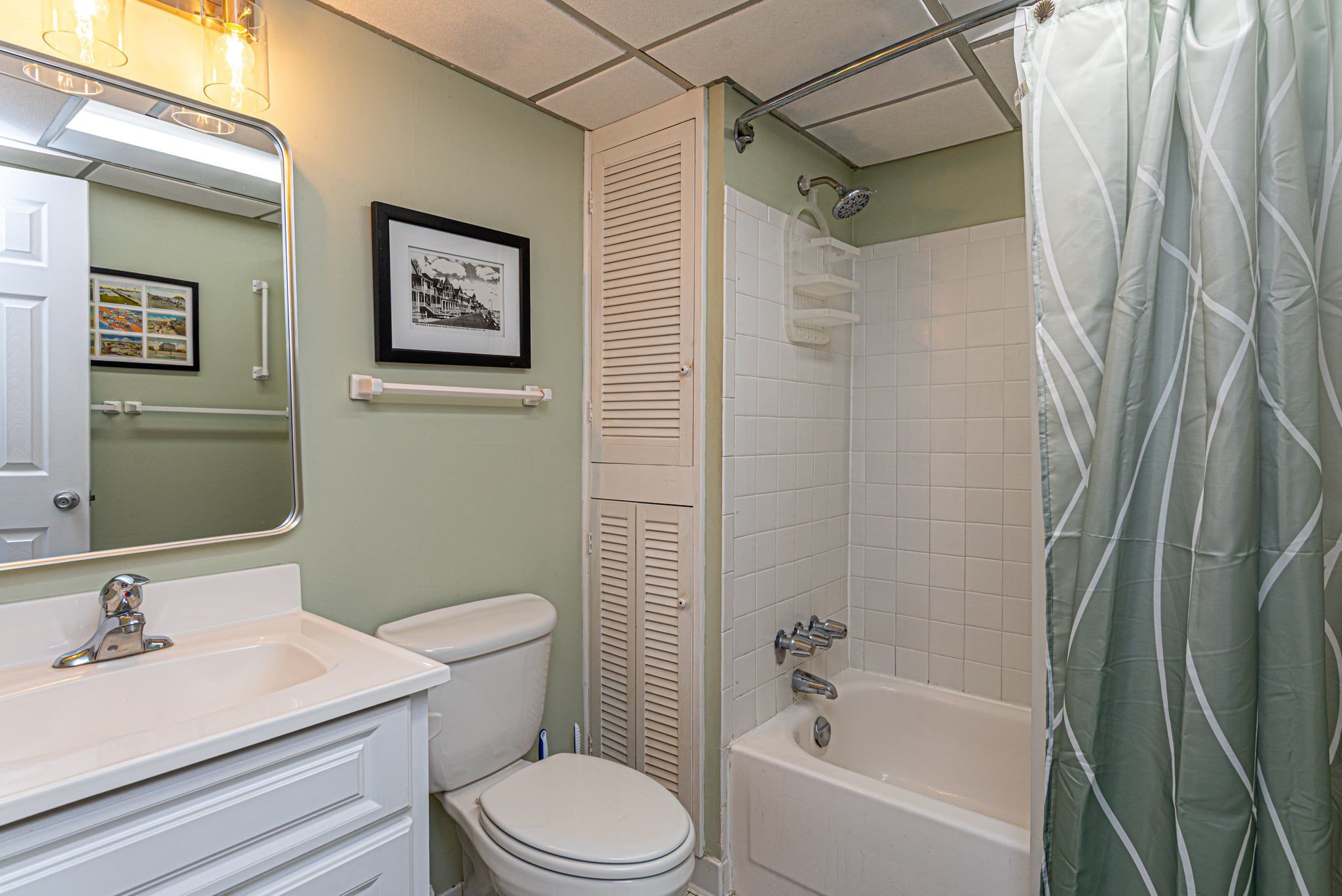 A bathroom with a toilet, sink, and bathtub.