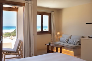 Suite Junior, pemandangan laut | Seprai premium, minibar, brankas, dan meja kerja