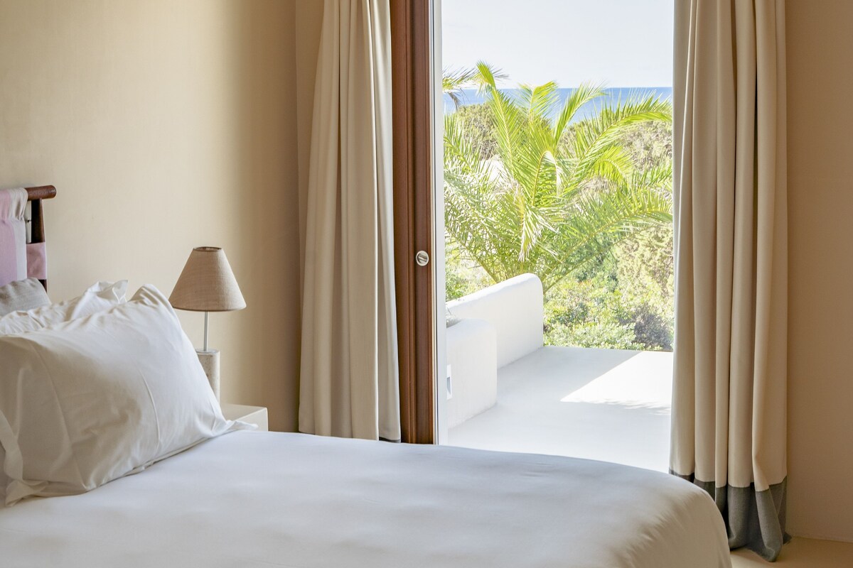 Ropa de cama de alta calidad y minibar 